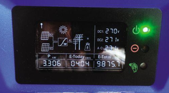 屋頂上加了塊光伏板 降溫且能發(fā)電賺錢！